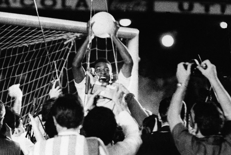 Στις 19 Νοεμβρίου 1969 ο Πελέ πετυχαίνει το 1000ό του γκολ και αποθεώνεται -Φωτογραφία: AP Photo