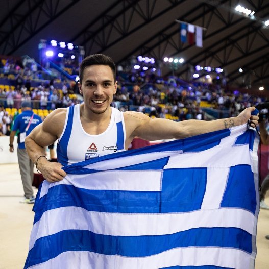 Ο Λ. Πετρούνιας πανηγυρίζει με την ελληνική σημαία -Φωτογραφία: Angelos Zymaras / AZSPORTSIMAGES / SOOC