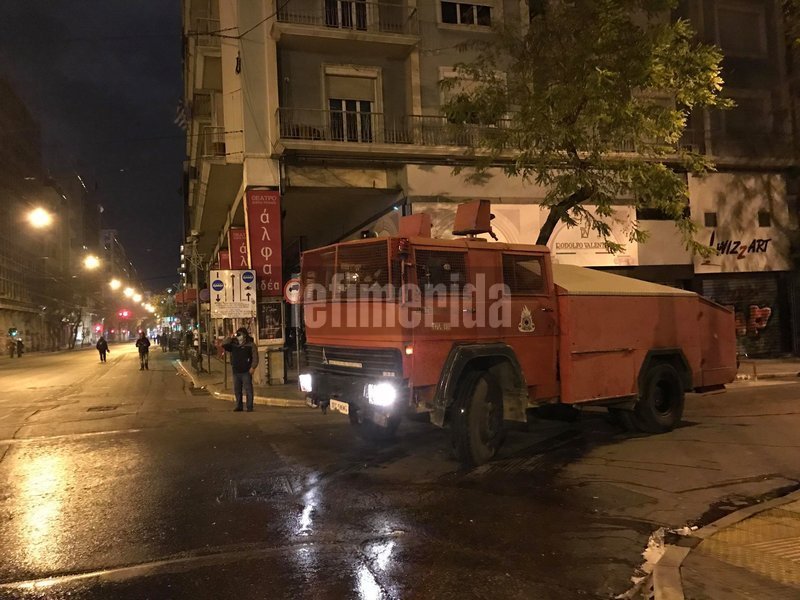 Πεδίο μάχης έγιναν τα Εξάρχεια -Βροχή από μολότοφ και κρότου-λάμψης | iefimerida.gr 8