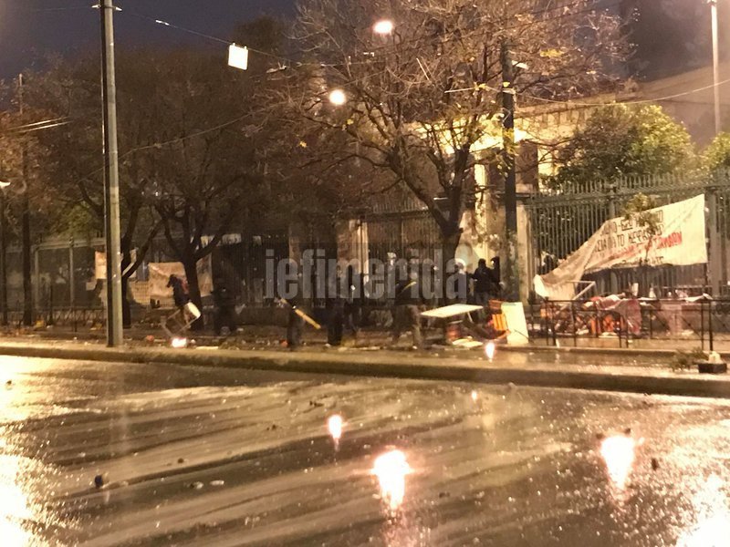 Πεδίο μάχης έγιναν τα Εξάρχεια -Βροχή από μολότοφ και κρότου-λάμψης | iefimerida.gr 2