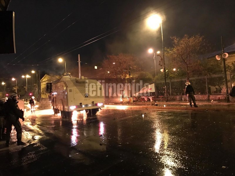 Πεδίο μάχης έγιναν τα Εξάρχεια -Βροχή από μολότοφ και κρότου-λάμψης | iefimerida.gr 1