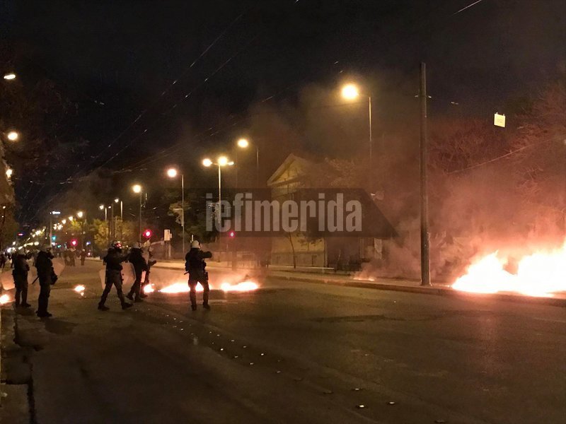 Πεδίο μάχης έγιναν τα Εξάρχεια -Βροχή από μολότοφ και κρότου-λάμψης | iefimerida.gr 14