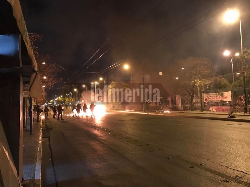 Πεδίο μάχης έγιναν τα Εξάρχεια -Βροχή από μολότοφ και κρότου-λάμψης | iefimerida.gr 13