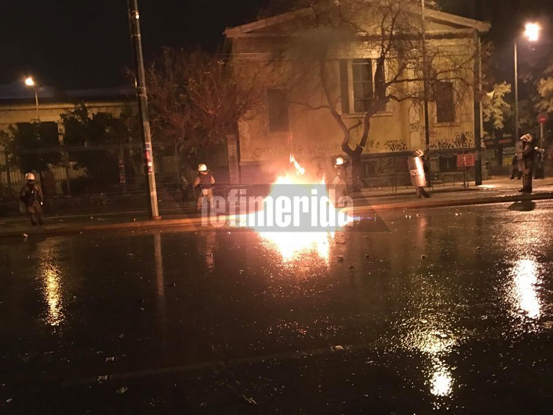Πεδίο μάχης έγιναν τα Εξάρχεια -Βροχή από μολότοφ και κρότου-λάμψης | iefimerida.gr 3