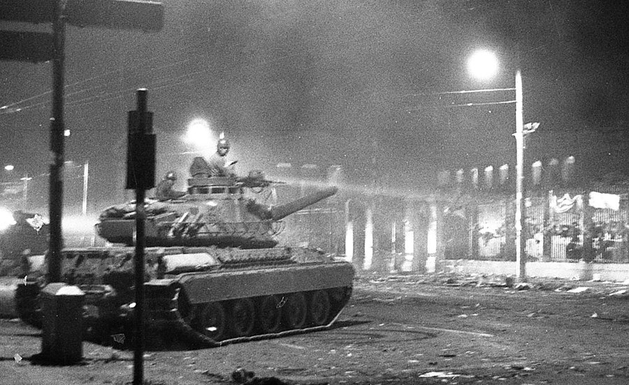 Ταν τανκς έξω από το Πολυτεχνείο λίγο πριν εισβάλλουν και δολοφονήσουν τους φοιτητές