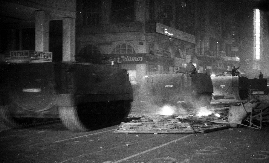 Τα τανκς τσακίζουν τα οδοφράγματα που είχαν στήσει οι φοιτητές