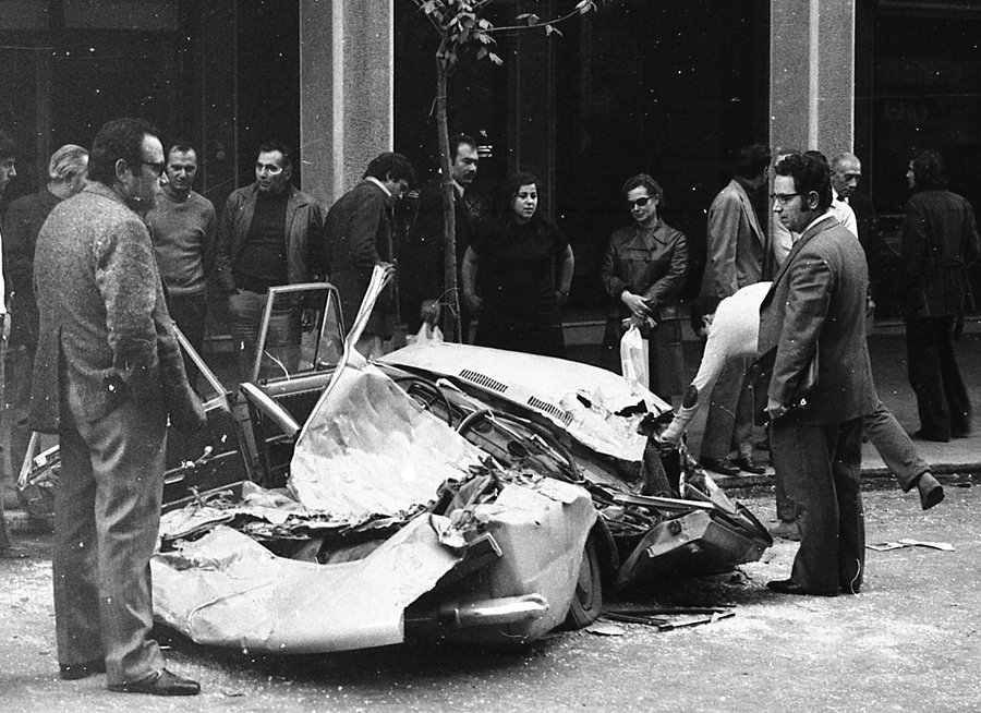 Τσακισμένα αυτοκίνητα από τα τανκς