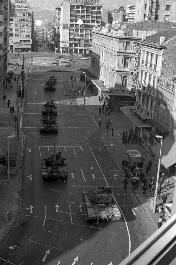 Πανοπλοι στρατιώτες επάνω στα τανκς, τα οποία τριγυρνούν στους δρόμους. Και την επομένη υπήρξαν νεκροί