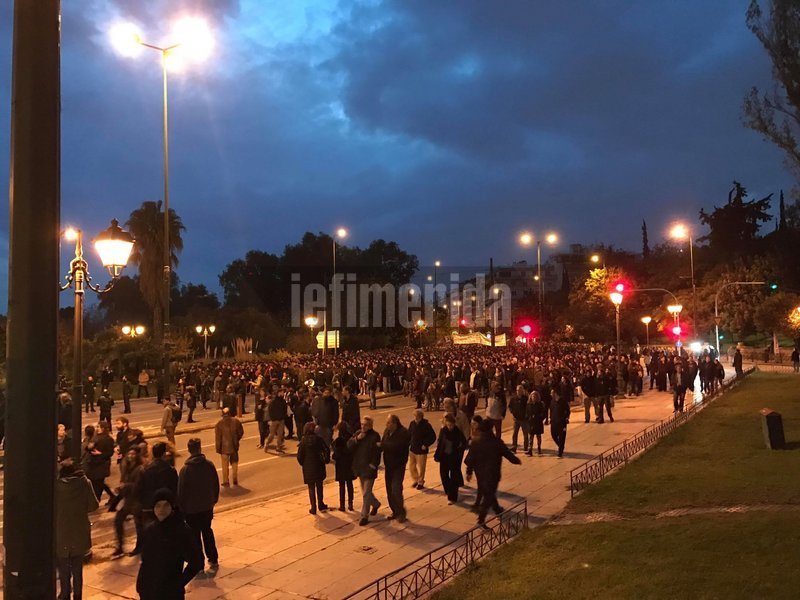 Επέτειος Πολυτεχνείου: Χιλιάδες κόσμου στην πορεία προς την αμερικανική πρεσβεία | iefimerida.gr 13
