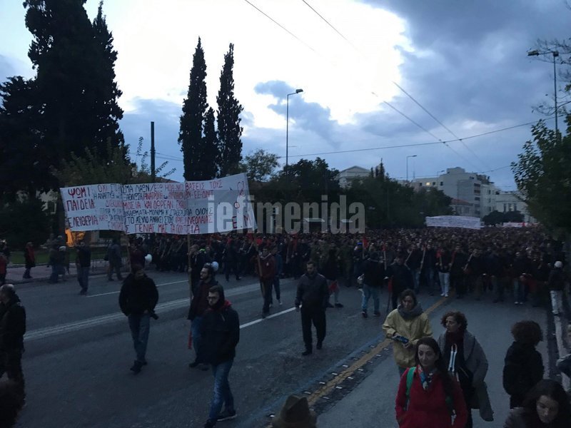 Επέτειος Πολυτεχνείου: Χιλιάδες κόσμου στην πορεία προς την αμερικανική πρεσβεία | iefimerida.gr 15
