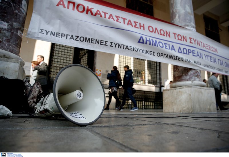 Στην οδό Αριστοτέλους, ενσωματώθηκαν στην πορεία και μέλη του Συνδικάτου Οικοδόμων που είχαν νωρίτερα συγκεντρωθεί εκεί