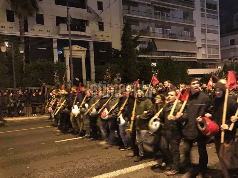Επέτειος Πολυτεχνείου: Χιλιάδες κόσμου στην πορεία προς την αμερικανική πρεσβεία | iefimerida.gr 7
