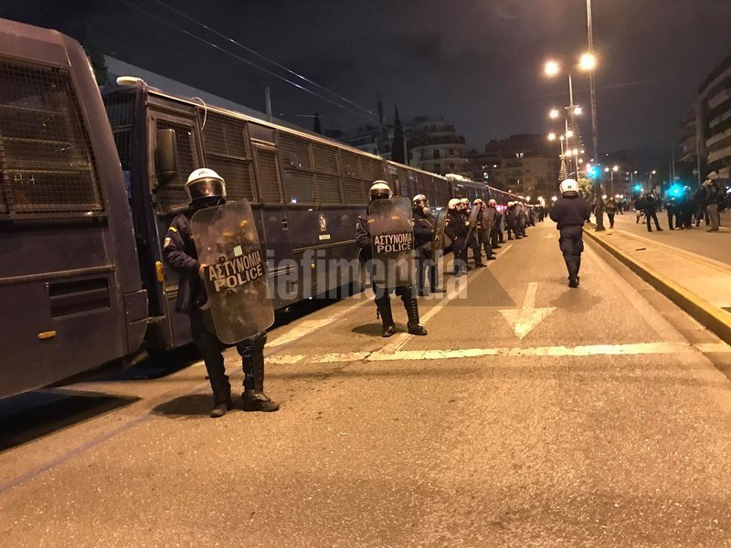 Επέτειος Πολυτεχνείου: Χιλιάδες κόσμου στην πορεία προς την αμερικανική πρεσβεία | iefimerida.gr 9