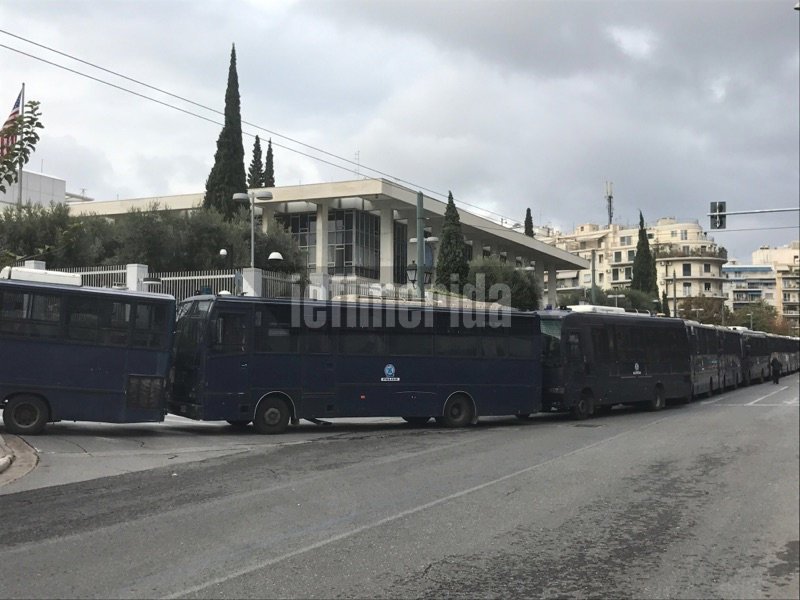 Ισχυρές αστυνομικές δυνάμεις βρίσκονται αυτή την στιγμή έξω από την αμερικάνικη πρεσβεία.
