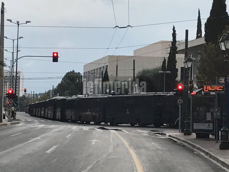 Κλούβες της αστυνομίας έχουν περικυκλώσει το κτίριο της αμερικάνικης πρεσβείας, ενώ αστυνομικοί βρίσκονται σε ετοιμότητα για την καθιερωμένη πορεία προς την πρεσβεία των ΗΠΑ.