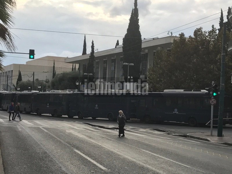 Ο δρόμος προς την πρεσβεία έχει κλείσει, ενώ επί ποδός βρίσκονται συνολικά 5.000 αστυνομικοί.