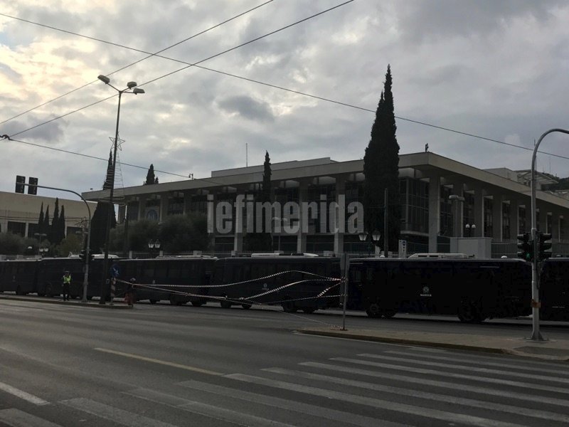 Από την άλλη, τα πολυκαταστήματα του κέντρου της Αθήνας είναι κλειστά λόγω του φόβου πρόκλησης επεισοδίων.