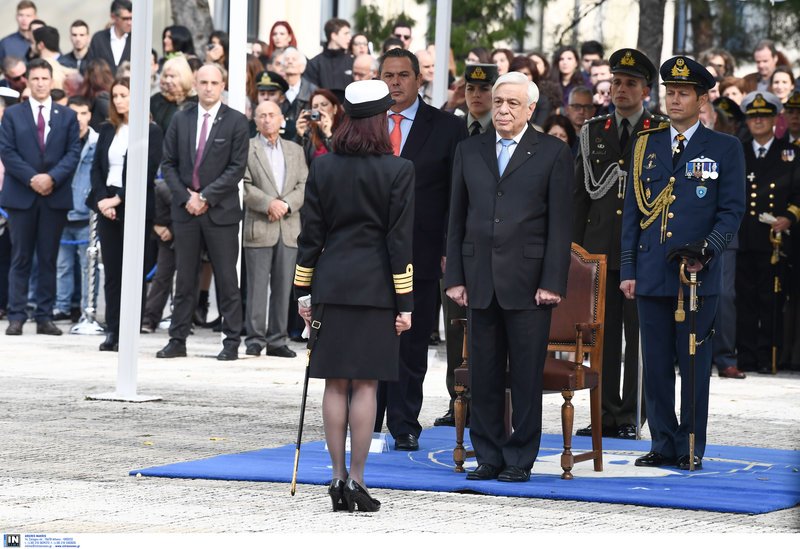 Στην τελετή παρέστησαν, επίσης, εκπρόσωποι κομμάτων, των Κλάδων των Ενόπλων Δυνάμεων, καθώς και συγγενείς και φίλοι των νέων αξιωματικών