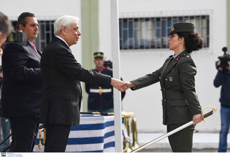 Τα ξίφη σε νέους αξιωματικούς Νοσηλευτικής επέδωσε ο Παυλόπουλος | iefimerida.gr 2