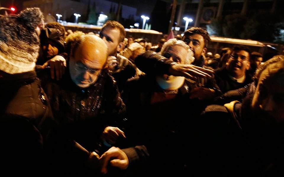 Προπηλάκισαν στελέχη του ΣΥΡΙΖΑ έξω από την πρεσβεία των ΗΠΑ -Ανάμεσά τους Παππάς, Σκουρλέτης, Βίτσας [βίντεο] | iefimerida.gr 0