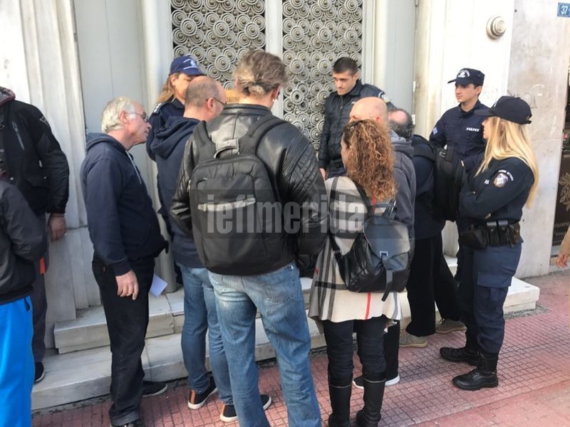 Οι εργαζόμενοι του Εθνικού Θεάτρου κάνουν πορεία στο κέντρο της Αθήνας -Για τις συλλογικές συμβάσεις εργασίας [εικόνες] | iefimerida.gr 3