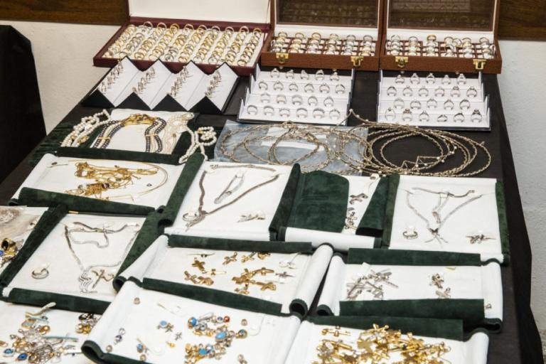 Το «χρυσό» υπόγειο του Ριχάρδου στη Σαρωνίδα -Εκρυβε σε καταφύγιο τον... θησαυρό του [εικόνες] | iefimerida.gr 4