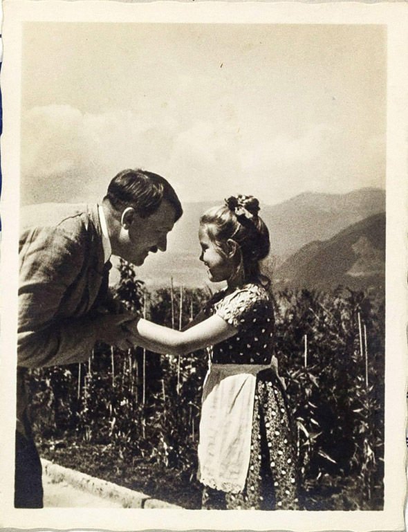 Το απίστευτο φιλί του Χίτλερ σε μια μικρή Εβραία -Η ιστορία μιας φωτό [εικόνες] | iefimerida.gr 2