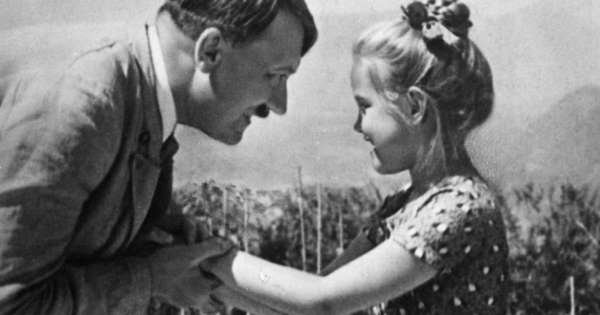 Το απίστευτο φιλί του Χίτλερ σε μια μικρή Εβραία -Η ιστορία μιας φωτό [εικόνες] | iefimerida.gr 4