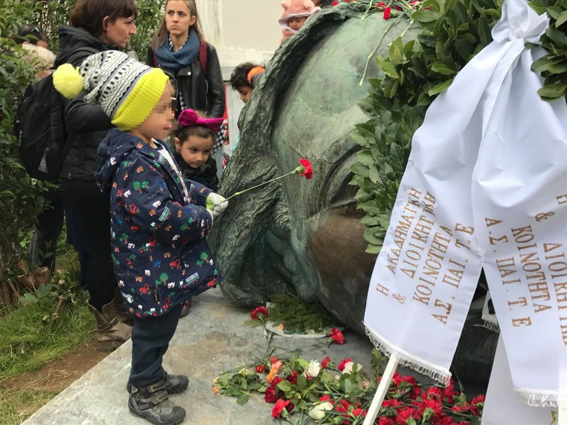 Ενα αγοράκι αφήνει ένα γαρύφαλλο για την επέτειο του Πολυτεχνείου.