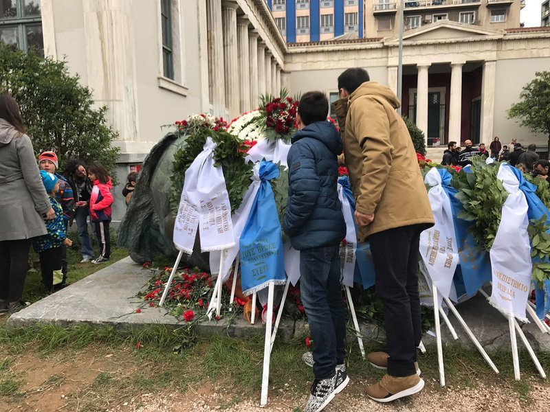 Φωτογραφίες: Μικροί και μεγάλοι από το πρωί αφήνουν κόκκινα γαρύφαλλα στο Πολυτεχνείο [εικόνες] | iefimerida.gr 6