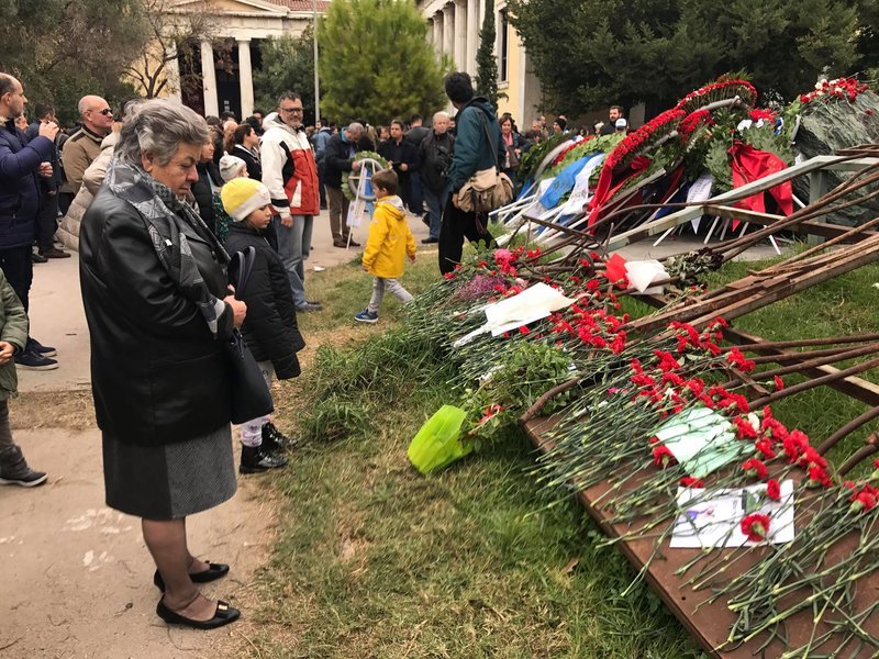 Στο μνημείο του αγώνα των φοιτητών του γλύπτη Μέμου Μακρή βρέθηκαν και ηλικιωμένοι.