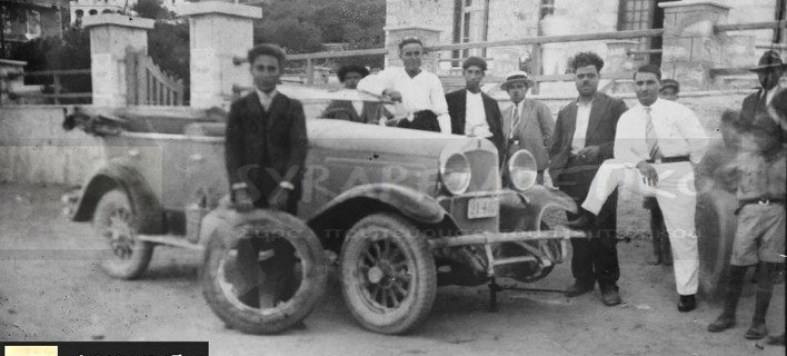 Ένα από τα πρώτα αυτοκίνητα που «πάτησαν» στο νησί. / Φωτογραφία: SyraRempetiko