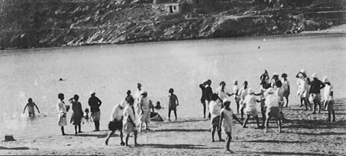 Τα μπάνια του... λαού, και τότε. / Φωτογραφία: SyraRempetiko