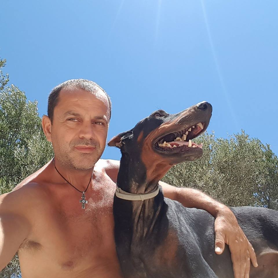 Ο «Αγιος των Σκύλων» από την Ιεράπετρα που έχει γίνει παγκόσμιο viral -Eχει φροντίσει και γιατρέψει 500 ζωάκια [εικόνες] | iefimerida.gr 0