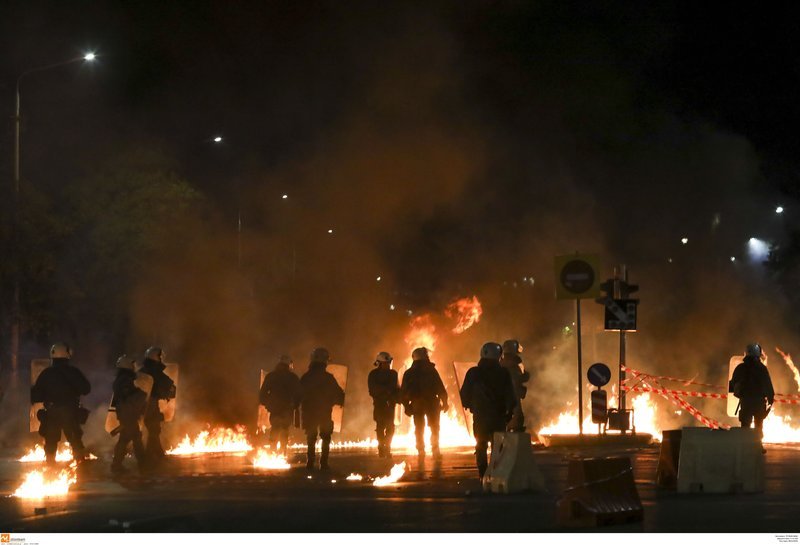 Κουκουλοφόροι εκτόξευαν βόμβες μολότοφ προς τα ΜΑΤ