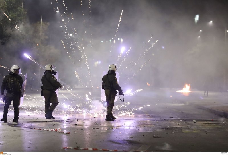 Εξω από το ΑΠΘ τα επεισόδια