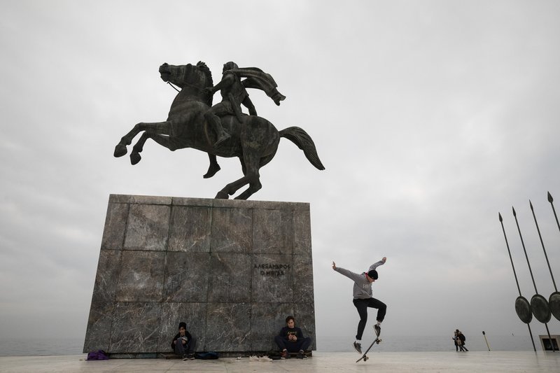 Ο Μέγας Αλέξανδρος στον Βουκεφάλα και οι πιτσιρικάδες στα σκέιτ