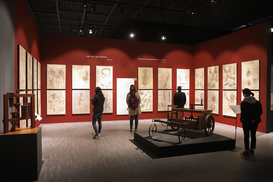 Μία έκθεση με τη συνδρομή του Μουσείου Leonardo da Vinci στη Ρώμη, του Ινστιτούτου Lumiere Technology στο Παρίσι, αλλά και ειδικών από την Ιταλία και τη Γαλλία,