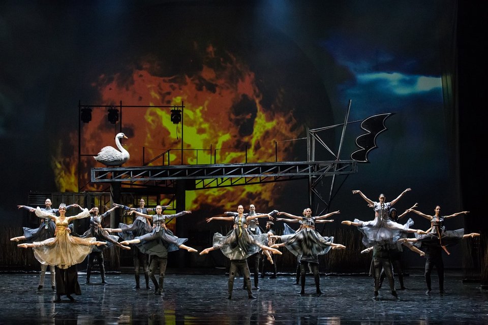 Ο Κωνσταντίνος Ρήγος αντιπαραθέτει εκτενή κομμάτια της πρωτότυπης χορογραφίας του μπαλέτου των Πετιπά / Ιβάνοφ, με μια νέα χορογραφική ματιά