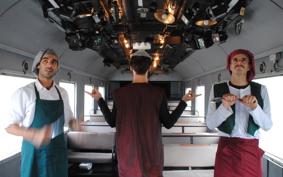 Παίζουν οι: Τάσος Δημητρόπουλος, Θανάσης Ισιδώρου, Δημοσθένης Ξυλαρδιστός