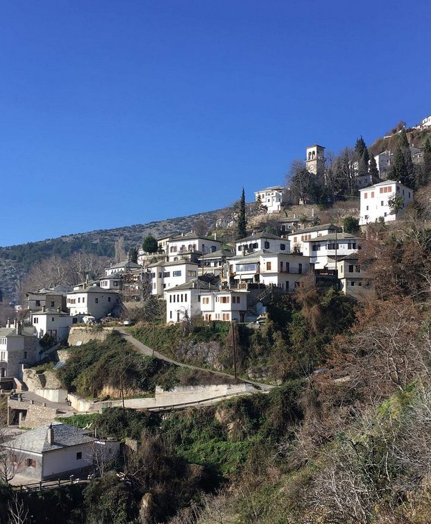 Θεα η Μακρυνίτσα από μακριά.