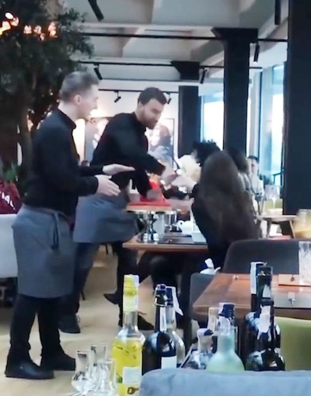 Ετσι ο άσχημος τρόπος που μίλησαν οι πελάτισσες στους σερβιτόρους είχε αυτά τα αποτέλεσματα.