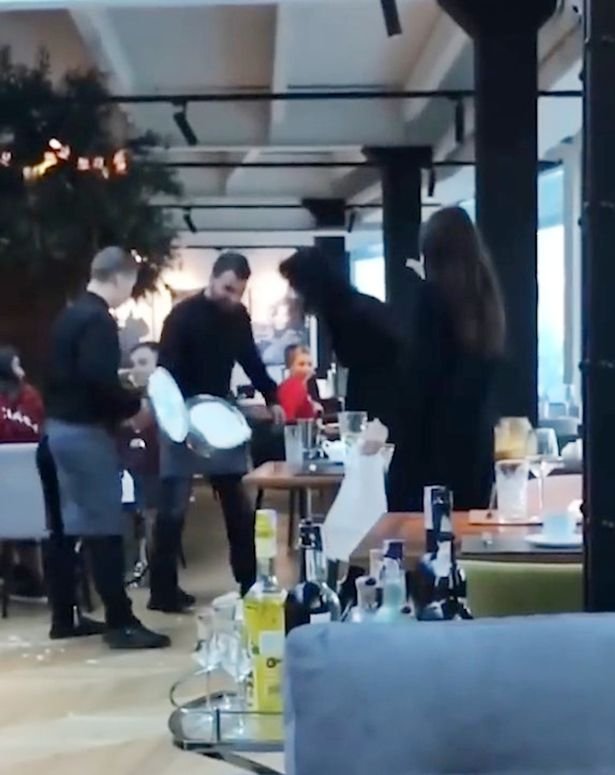 Το συμβάν συνέβη στο Κίεβο της Ουκρανίας και ο λόγος που η εξυπηρέτηση των σερβιτόρων δεν ήταν αυτή που κανείς θα περίμενε, οφείλεται ίσως στην αγένεια των δύο γυναικών στο βίντεο.
