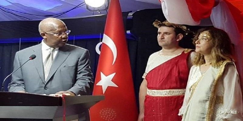 Η εμφάνιση της πρέσβειρας που προκάλεσε αντιδράσεις