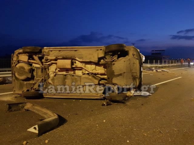 Έσκασε το λάστιχο του λευκού βαν και ο οδηγός έχασε τον έλεγχο.
