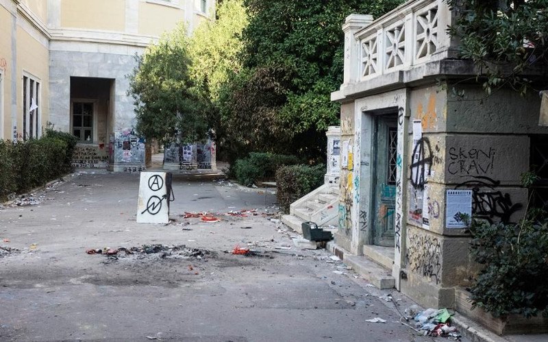 Η τραγική εικόνα του ΕΜΠ εγκαταλελειμμένου μέσα στα σκουπίδια και την βρωμιά