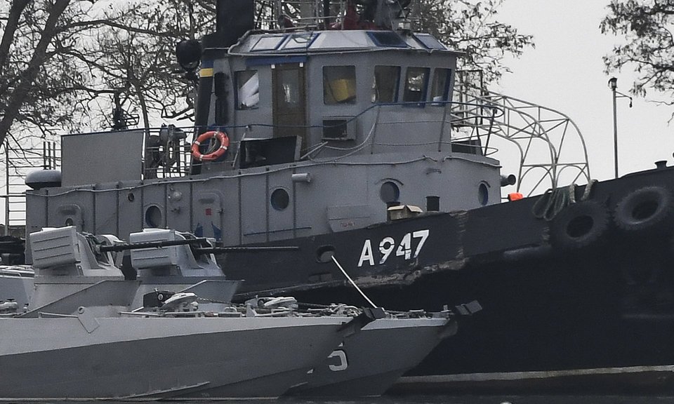 Ένα από τα τρία ουκρανικά πλοία που δέχθηκαν ρωσικά πυρά αγκυροβολημένο στο Κερτς. Διακρίνεται η μεγάλη τρύπα στο πλάι του (Φωτογραφία: ΑΡ)