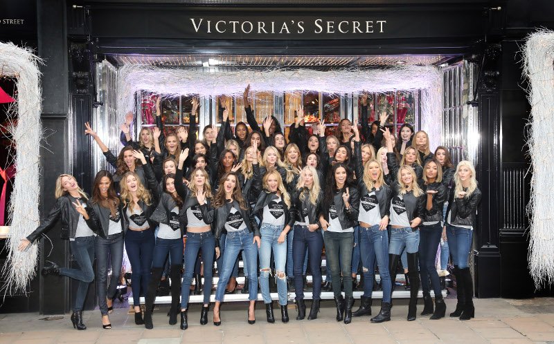 Μοντέλα της Victoria's Secret ποζάρουν στην είσοδο ενός καταστήματος