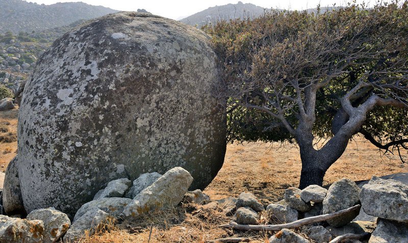 Λίγο πριν φτάσει ο επισκέπτης στο χωριό βλέπει τα πρώτα εντυπωσιακά βράχια