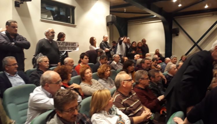Πολλοί από τους συγκεντρωμένους κρατούσαν μικρότερα πανό